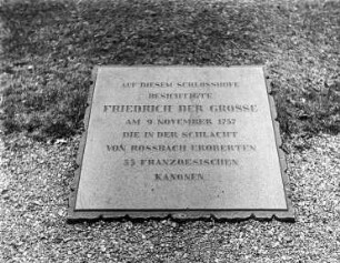 Kapellenberg, Tafel in Löwenberg : Tafel mit Inschrift "Auf diesem Schlosshofe besichtigte Friedrich der Große am 9. November 1757 die in der Schlacht von Rossbach eroberten 55 Französischen Kanonen"