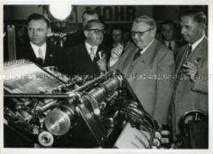 Ludwig Erhard eröffnet die Druck- und Papierausstellung in Düsseldorf