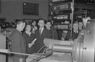 Ausstellungshalle VII, Internationale Messebesucher vor der Präsentation einer Werkzeugmaschine