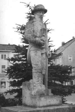 Bergmann mit Geleucht : Bergmann mit Geleucht (Kopie ?). Stein. 1924. Brand-Erbisdorf, Markt