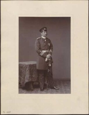 Kaiser Wilhelm II. in Uniform mit Auszeichnung, Ganzfigur.