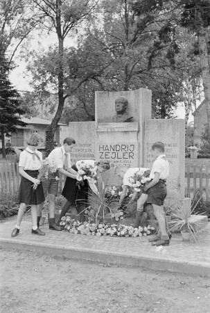 Gedenkveranstaltung für Handrij Zejler am Denkmal in Lohsa : Dźěći při pomniku Handrija Zejlerja we Łazu : Lohsa / Łaz