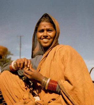 "Unterwegs". Junge, lachende Frau : Indien. "Unterwegs". Junge, lachende Frau