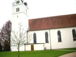 Ansicht von Norden mit Kirche (Kirchturm Frühgotisch - Langhaus Barock) im ehemaligen Kirchhof (aufgelassen)