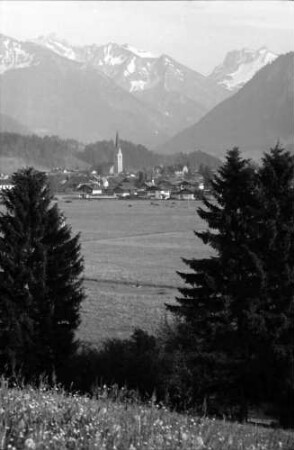 Oberstdorf: Gesamtansicht zwischen Bäumen