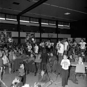 Presse: LN-Treff: Veranstalter Lübecker Nachrichten (LN): Sporthalle der Realschule, Schützenstraße: Kindernachmittag: Spiel mit "Buchstabenkindern": Besucher: hinten Zuschauer auf Empore, 7. März 1978