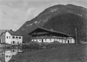 Gehöft : Blick auf ein Gehöft vor einem Berg