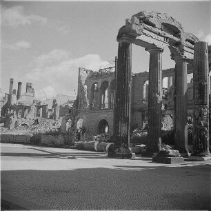 Berlin-Mitte. Ruinen, Sommerstraße 1. Säulen der Nordhalle am Brandenburger Tor