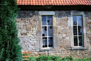 kaputte Fenster im Langhaus der Kirche