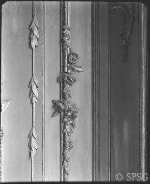 Potsdam, Neues Palais, Wohnung Friedrich II., Konzertzimmer, R.: 211, östlicher Teil der Südwand, zwischen Fensterwand und Spiegel.