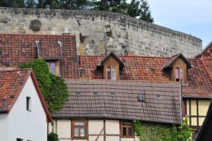 Quedlinburg - Fachwerkhäuser unter der Schlossmauer : Fachwerkhäuser stehen unterhalb der Schlossmauer. Aufgenommen am 20. Juli 2012 in Quedlinburg