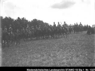 Manöver des 10. Armee-Korps Enthält: Platte 4, Soldaten reiten eine Anhöhe hinunter