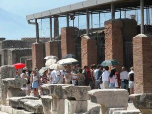 Pompeji - Touristengruppe : Aufgenommen am 21. Juli 2004 in den Ausgrabungsstätten der römischen Siedlung Pompeji