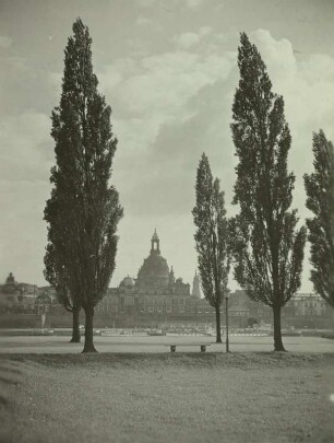 Dresden, Blick vom Platz vor dem Finanzministerium über die Elbe auf Brühlsche Terrasse und Frauenkirche (rechts davon Turm der Kreuzkirche)