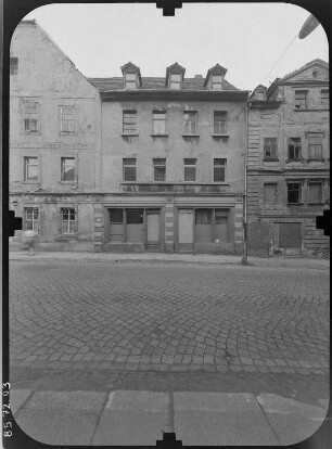 Altenburg, Teichstraße. Wohnhaus mit Läden. Straßenfront