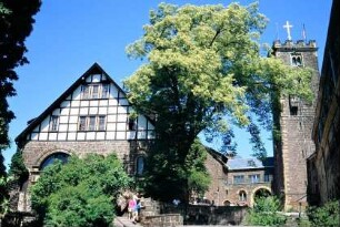 zweiter Innenhof, rechts Palas, Bergfried, am Ende Torhalle-Dirnitzlaube, links Gadem