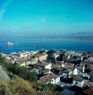 Nauplia. Blick auf die Unterstadt und die Insel Burtsi