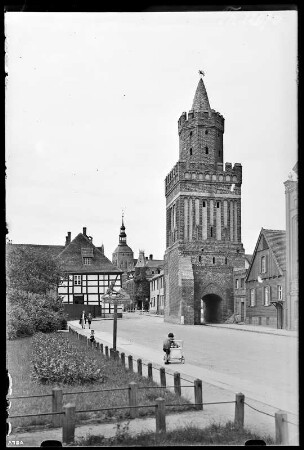 Pyritz (Pyrzyce/Polen). Straßenansicht mit Bahner Tor