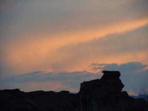 Abendsonne mit Felsblock im Nationalpark Capitol Reef : Abendsonne über den Bergen des Capitol Reef Nationalparks, aufgenommen am 17. August 2012