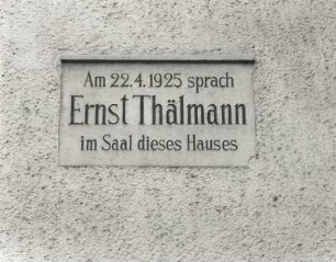 Pirna, Königsteiner Straße 4. Gasthaus "Zum Weißen Ross" (Umbau 1925). Erinnerungstafel an die Rede E. Thälmanns am 22.04.1925