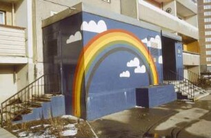 DDR. Regenbogen-Graffiti am Eingang eines Wohnblockes (wahrscheinlich in Berlin)