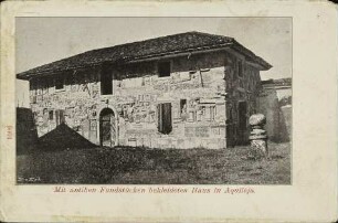 Mit antiken Fundstücken bekleidetes Haus in Aquileja.