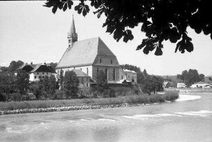 Oberndorf, Österreich: Stiftskirche von Laufen, von Oberndorf [gesehen]