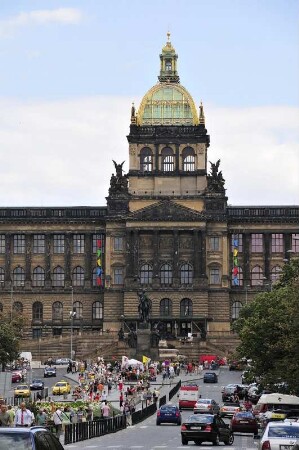 Nationalmuseum : Am Wenzelsplatz in Prag wurde das Gebäude des Tschechischen Nationalmuseums im Stil der Neorenaissance errichtet