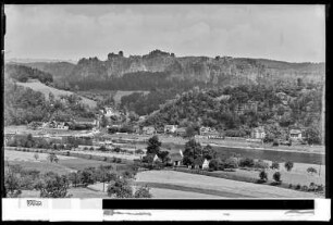 Blick auf Kurort Rathen an der Elbe mit Lokomotive-Felsen