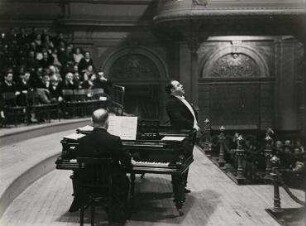 Der Sänger Benjamino Gigli im Concertgebouw in Amsterdam. Benjamino Gigli, Pianist Luigi Penazzi