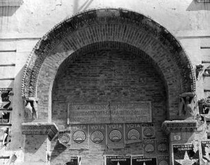 Vermauertes Portal in Italien