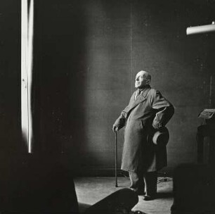 Der Journalist und Schriftsteller Max Osborn in der Galerie Wildenstein