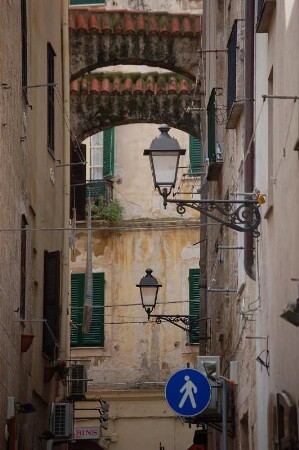 Altstadtgasse in Alghero, Westküste
