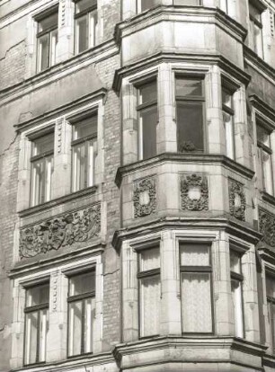 Dresden-Neustadt, Pulsnitzer Straße 1 / Ecke Martin-Luther-Platz. Wohnhaus (1895). Fenster und Eckerker (1. und 2. Obergeschoß)