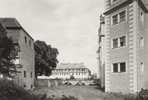 Annaburg, Schloss : Annaburg. Schloss (1572/1573-1578, Christoph Tendler). Blick in den Graben zwischen Vorder- und Hinterschloss von Südwesten