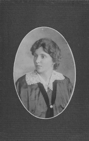 Junge Frau (Brustbild im Medaillon)