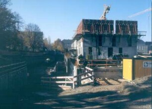 Baustelle Sächsische Landesbibliothek - Staats- und Universitätsbibliothek Dresden, Zentralbibliothek. Rohbau, Zufahrtsstraße (als Baustraße noch unbefestigt) mit Anlieferhof, Südriegel und Turmdrehkran : Dresden-Räcknitz, Zellescher Weg 18. Baustelle Sächsische Landesbibliothek - Staats- und Universitätsbibliothek Dresden, Zentralbibliothek. Rohbau, Zufahrtsstraße (als Baustraße noch unbefestigt) mit Anlieferhof, Südriegel und Turmdrehkran