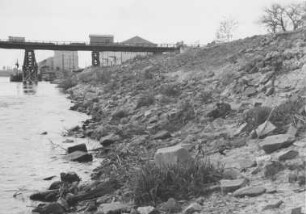 Zerstörter Uferbau am Rhein