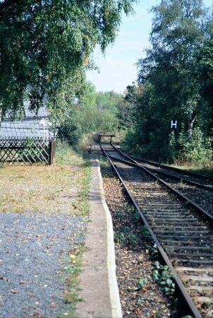 Bahnhof: Gleis mit Rammbock und Signal am Endbahnhof