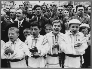 Jungen in Tracht während Ansprache von Nicolae Ceaușescu vor dem ZK-Gebäude, Bukarest