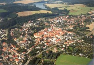 Dippoldiswalde. Stadtansicht mit Altenberger Straße/Dresdner Straße (B 170) gegen Talsperre Malter. Luftbild-Schrägaufnahme von Südost