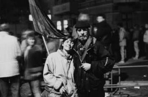 Der Grafiker Manfred Butzmann mit Frau Eva an einem der geöffneten Grenzübergänge