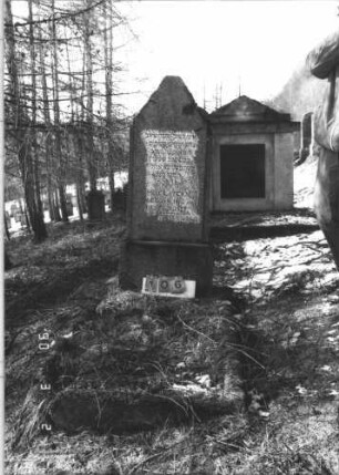 Grabstein 106 (Index: 99608790) Zustand: sehr gut Maße HxBxT: 145x54x14 cm Beschreibung: Stele mit abgeflachtem Dreieckgiebel, steitlich Wangen, auf Sockel: Grabstein 106