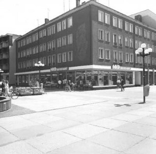 Cottbus-Mitte, Schloßkirchplatz 6 / Spremberger Straße 9. Wohn- und Geschäftshaus (um 1960). Eckansicht