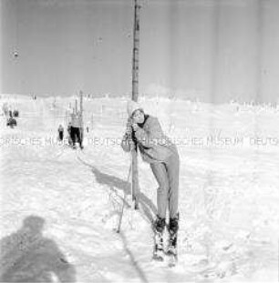 Skiurlauberin aus der DDR in Spindelmühle (Riesengebirge, Tschechoslowakei)