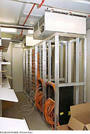 Sächsische Landesbibliothek - Staats- und Universitätsbibliothek Dresden, Zentralbibliothek. Abteilung Datenverarbeitung. Serverraum mit Regal und Gerätetechnik : Dresden-Räcknitz, Zellescher Weg 18. Sächsische Landesbibliothek - Staats- und Universitätsbibliothek Dresden, Zentralbibliothek. Abteilung Datenverarbeitung. Serverraum mit Regal und Gerätetechnik