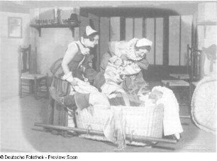 Jenny Schaffer als Frau Fluth, Alice Verden als Frau Page und Walther Kottenkamp als Falstaff in "Die lustigen Weiber von Windsor" von William Shakespeare. Dresden: Schauspielhaus, 03.10.1929