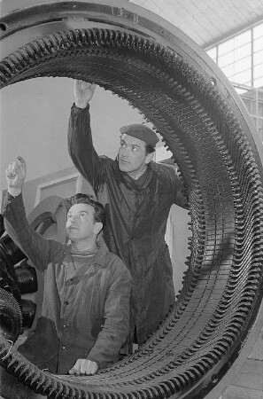 Vorbereitungen für die Frühjahrsmesse 1956, Arbeiter aus der Tschechoslowakei montieren einen Generator