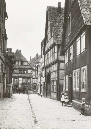 Paderborn, Straße : Paderborn-Ükern. Blick gegen das Adam-und-Eva-Haus in der Hathumarstraße
