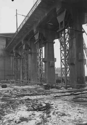 Industrie-Kraftwerk. Massive Eisenbahnbrücke der Grubenbahn mit Stahlfachwerk-Versteifungen der Brückenpfeiler. Untersicht : Lauta (Niederlausitz). Industrie-Kraftwerk. Massive Eisenbahnbrücke der Grubenbahn mit Stahlfachwerk-Versteifungen der Brückenpfeiler. Untersicht